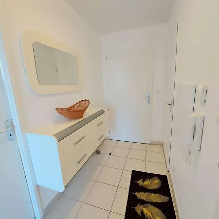 2 Pièces Avec Accès Direct Plage, Piscine Et Terrasse - - Fr-1-326-778 *